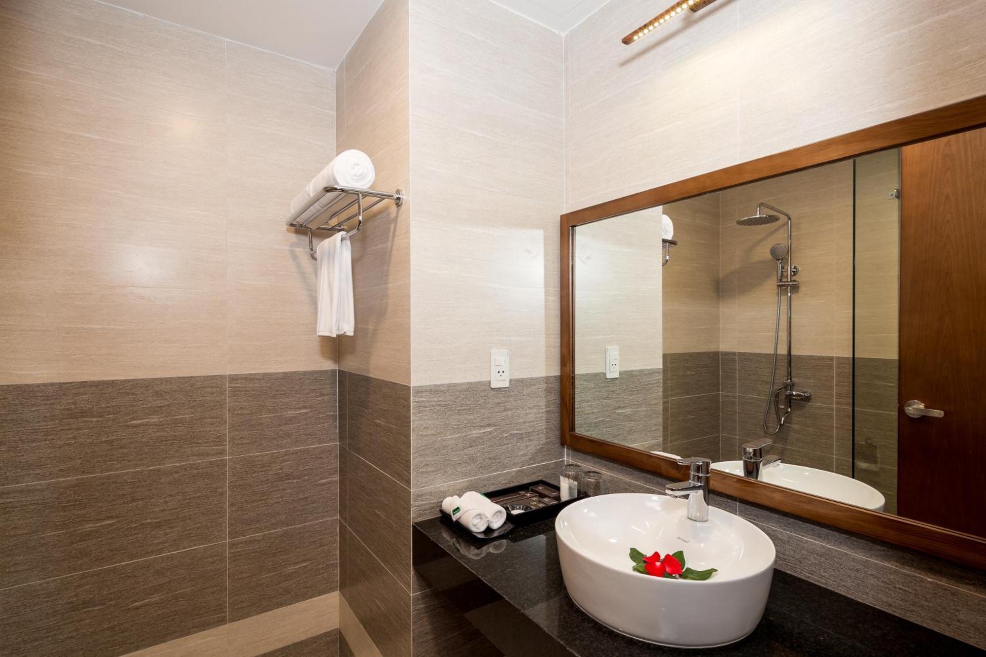 Tamarind Danang Beach Hotel Buitenkant foto